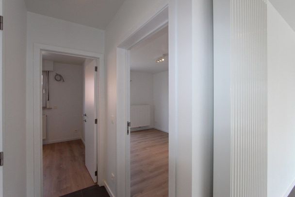 ONGEMEUBELD: Integraal gerenoveerd 2-kamer appartement te Lippenslaan voorzien van 2 ruime zonneterrassen. - Foto 1