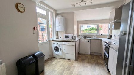 4 bedroom terraced house to rent - Photo 2