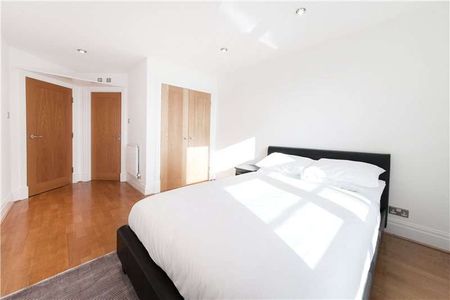 A very good furnished 7th floor with lift apartment with far reaching views across London. - Photo 5