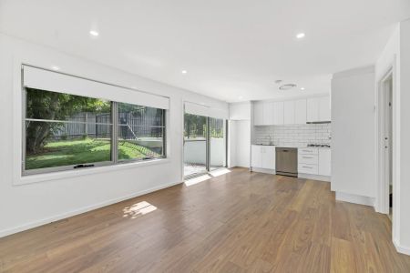 Sylish & Spacious Four Bedroom Residence - Photo 2