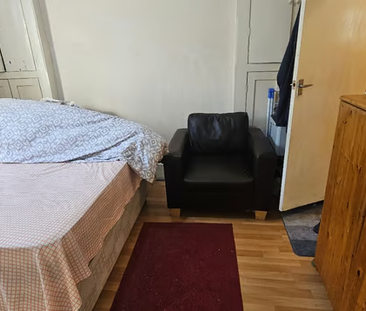 1 bedroom in a flat share to rent - Photo 3