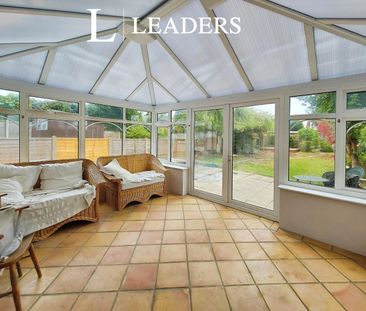 3 bedroom house to rent Parkstone Drive, SS2 - Photo 2