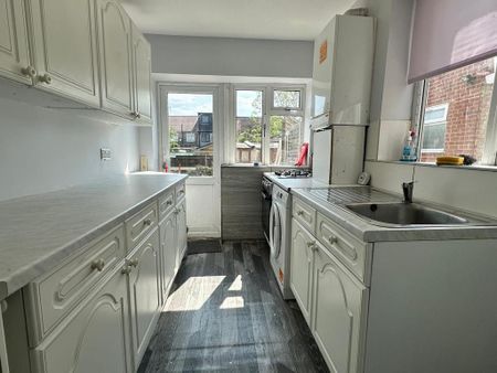 3 bedroom semi-detached house to rent - Photo 3