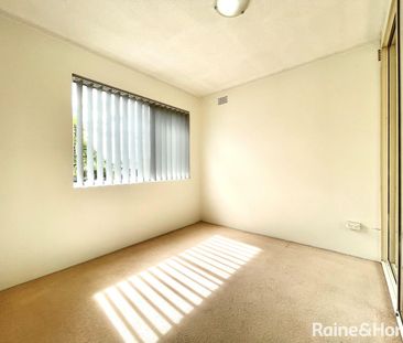 SPACIOUS TWO BEDROOM APARTMENT - Photo 2