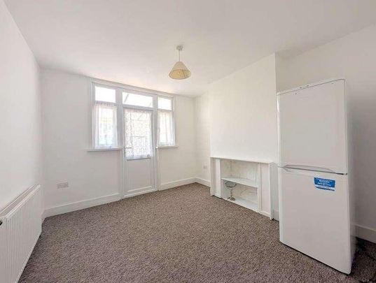 Buckingham Avenue, Feltham, TW14 - Photo 1