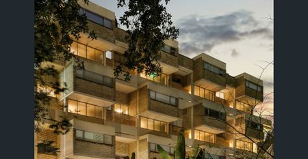 Treehouse-Style Haven With Leafy Outlook. - Photo 2