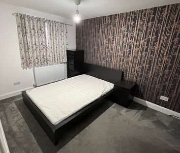 5 Bed Semi-Detached House, Jasmine Close, IG1 - Photo 5