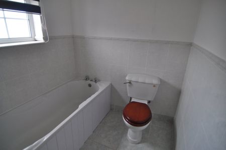 2 bed Flat - To Let - Photo 5