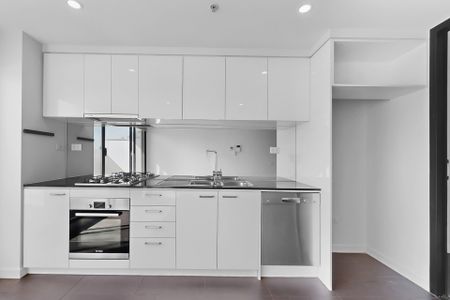 Light-Filled Apartment with Balcony and Car Space - Photo 2