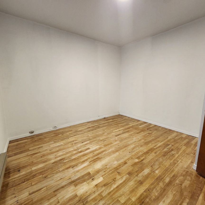 Appartement de 2 chambres non meublés avec grand jardin verdoyant - Photo 1