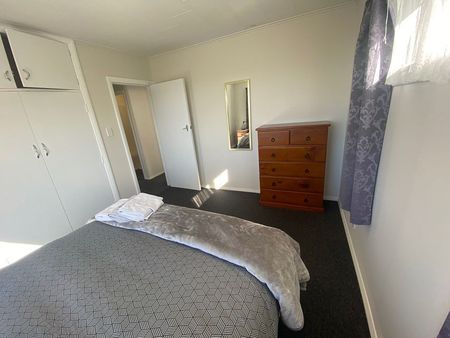 Large three bedroom with wifi and fully furnished - Photo 3