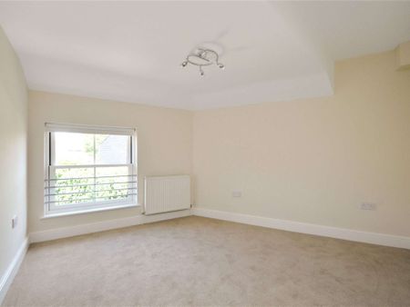 An attractive cottage, that has been renovated throughout and located in the heart of Rickmansworth. Available from 19th December and offered unfurnished. - Photo 5