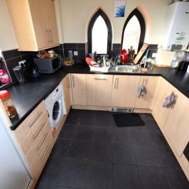 5 bedroom Flat in Kirkstall Lane, Leeds - Photo 2