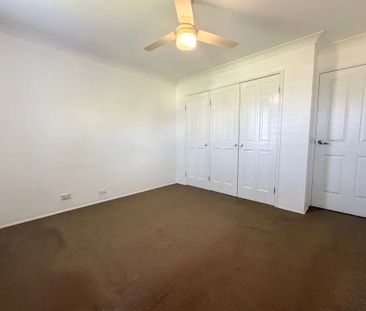 Spacious Family Home with Pool - Photo 3