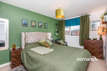 Pinewood Park, Farnborough, Hampshire, GU14 - Photo 4