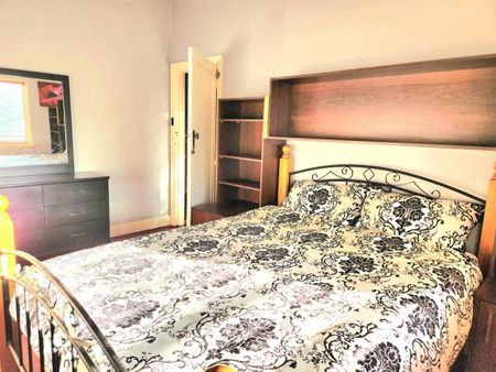 3BR Home in Caulfield South with Air-Conditioning & Private Backyard Oasis - Photo 2