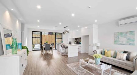 Modern 3-Bedroom, 2-Bathroom Townhouse in Rang... - Photo 5