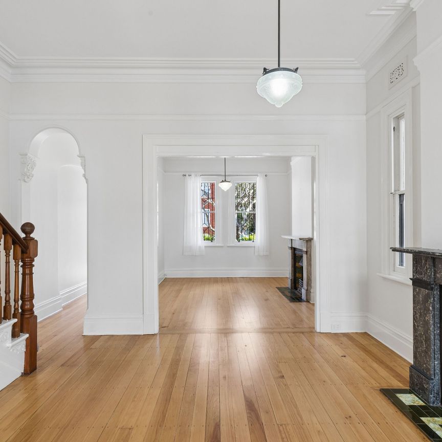 Elegant village living with a fresh contemporary finish - Photo 1