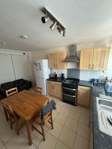 3 Bed Semi-Detached House, Bewley Court, SW2 - Photo 3