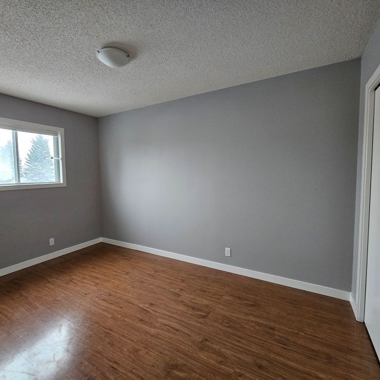 3 Bedroom Townhouse with Detached Single Car Garage!! - Photo 1