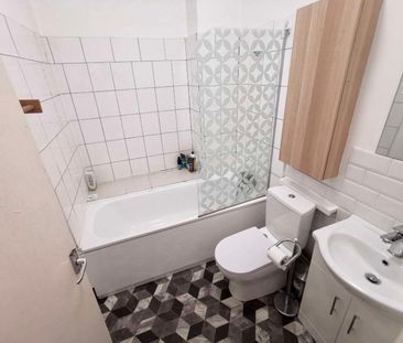 Professional Female Houseshare with Terrace Second Floor Back Room - Photo 3