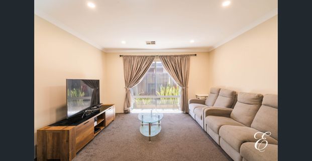 EASY LIVING IN CONVENIENT SUBURB! - Photo 1