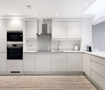 A recently refurbished large studio apartment. - Photo 5