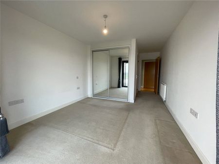 Stunning 5th floor corner apartment with far reaching views over Newbury and large balcony. - Photo 3