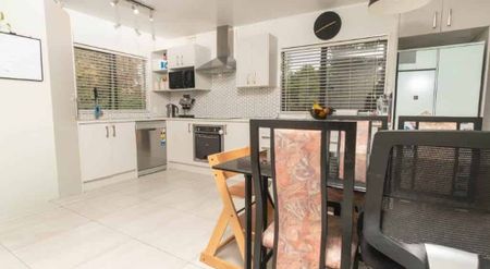 2 bedroom in Bayview - Photo 3