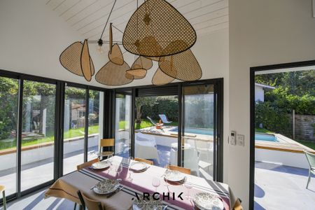 Architecture contemporaine, cette jolie maison de 140 m2 édifiée sur un terrain paysager de 430 m2 se situe au calme d'un quartier résidentiel du Pyla, à proximité de la plage et des commerces. - Photo 3