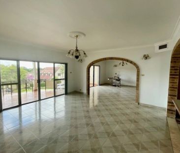 Grand 3 Bedroom + Study Home in Quiet Street - Photo 2