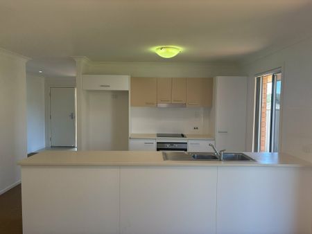 4 bedroom home with double garage and 2 bathrooms - Photo 4