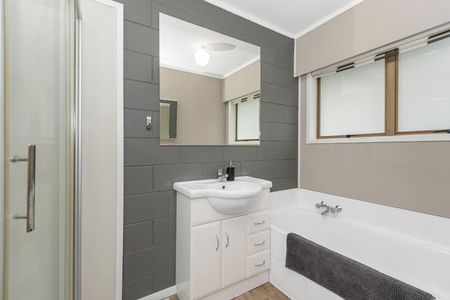 Charming Two Bedroom Unit - Photo 5