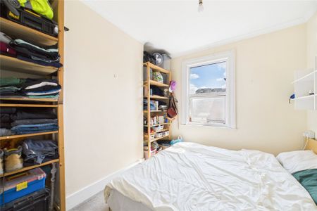 2 bedroom Flat in Queen Street, Berkshire - Photo 2