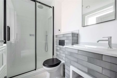 A rare opportunity to rent a spacious triplex home with its own front door access, located at Huntley Wharf, just a short walk away from Reading Train Station. - Photo 2