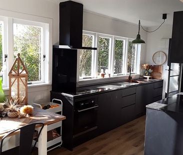 Charming 2BR Home with Garden! - Photo 6