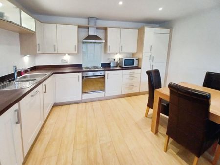 2 bedroom Flat To Let - Photo 2