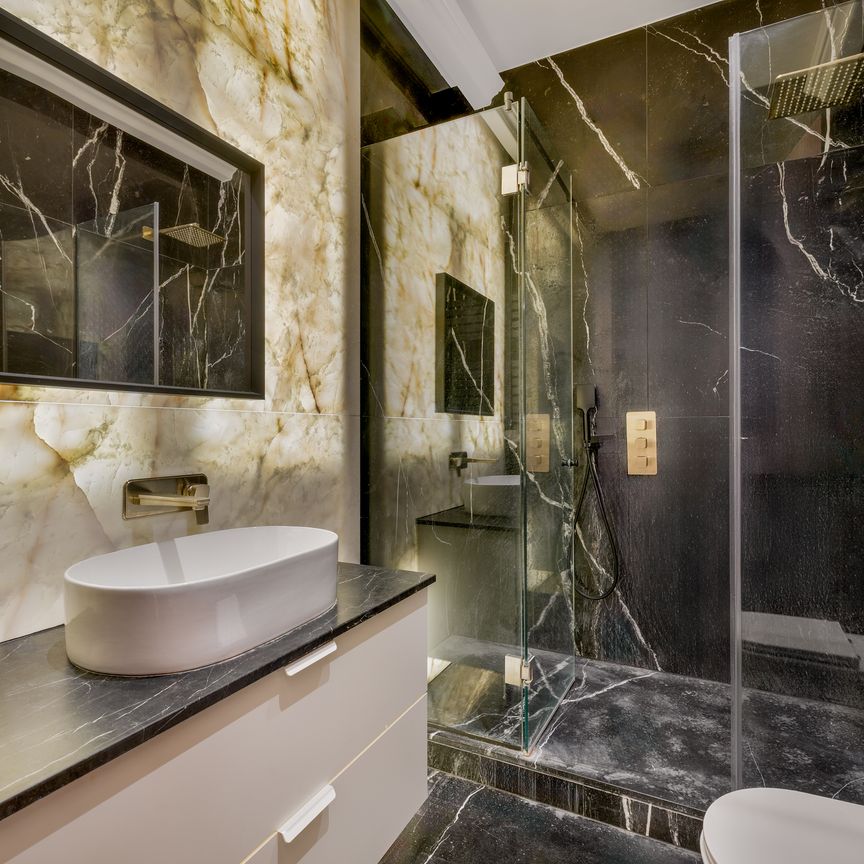 A Bright and Beautiful Three-Bedroom Home beside Kensington Gardens - Photo 1