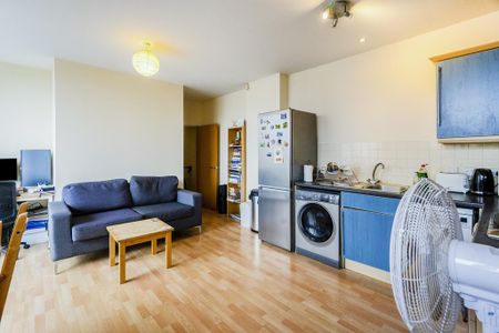 2 bedroom flat to rent - Photo 2