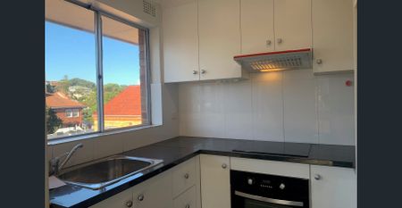 Bright Top-Floor 1 Bedroom in Prime Manly Location - Photo 3