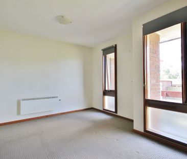 SINGLE BEDROOM, CLOSE TO TOWN - Photo 4