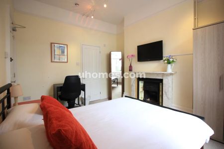 Room 6 - Photo 3
