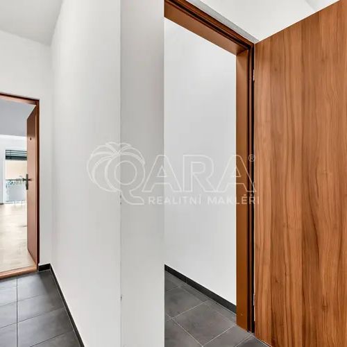 Pronájem bytu 1+kk, Za černým mostem, 35 m - Fotografie 1
