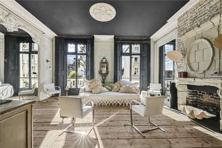 A stunning and unique interior designed two bedroom apartment in Little Venice. - Photo 2