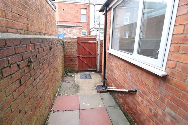 To Let 2 Bed Mid Terraced House - Photo 1