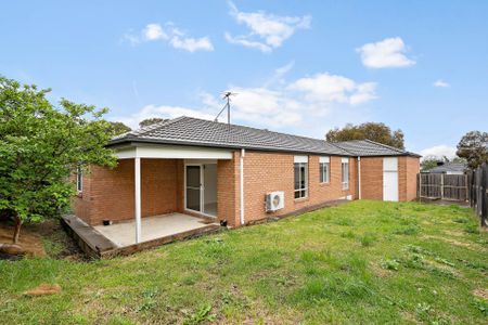 Renovated family home – walking distance to Marymede Catholic College - Photo 5