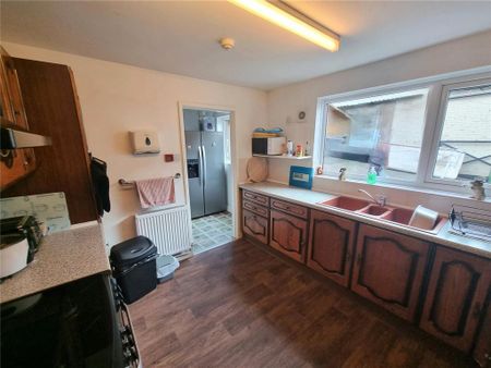 1 bedroom in a house share to rent - Photo 5