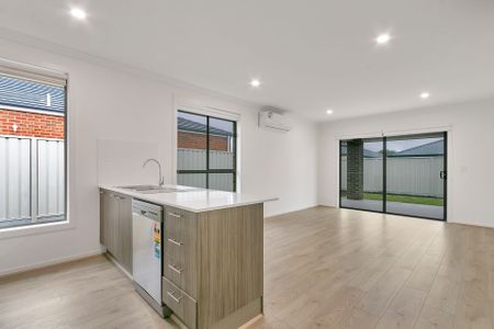 Stunning New 4-Bedroom Home in Munno Para West&excl; - Photo 5