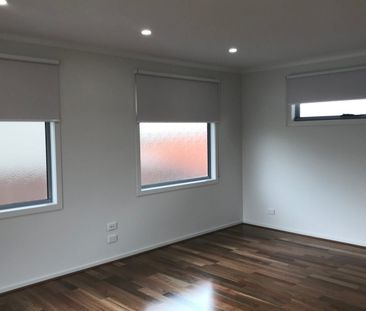 Townhouse to Impress! - Photo 3