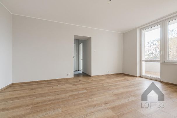 Przestronna kawalerka z balkonem w budynku z windą na osiedlu Stałym w Jaworznie do wynajęcia - Zdjęcie 1